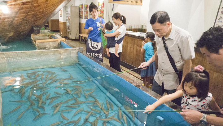 日本这家餐厅要客人自己钓自己想吃的鱼！奇思妙想后生意火到不行